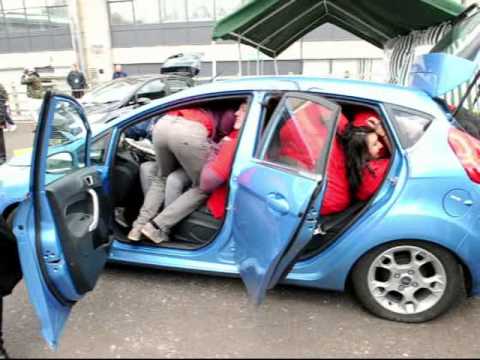 12 personnes dans une Clio